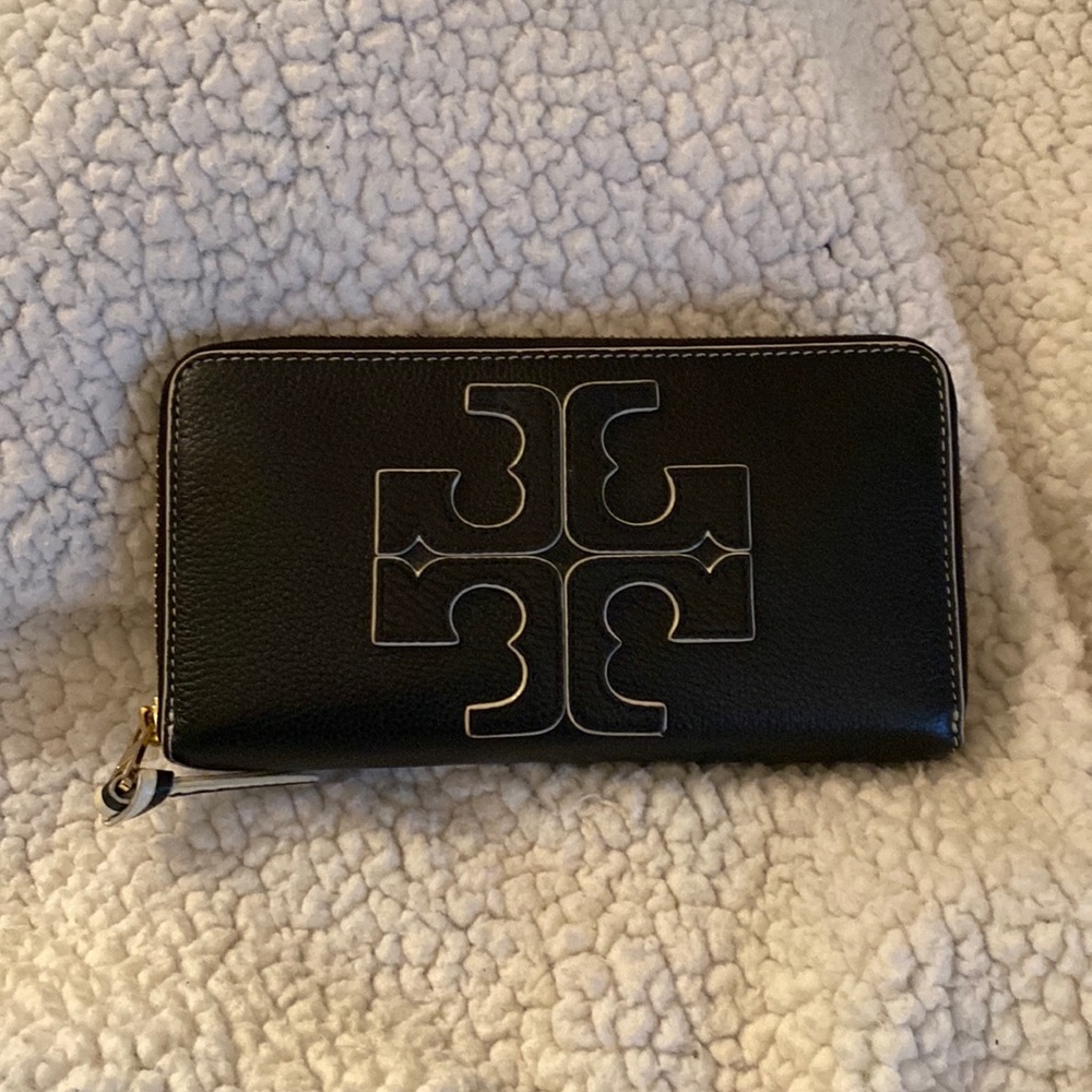 Black Tory Burch wallet